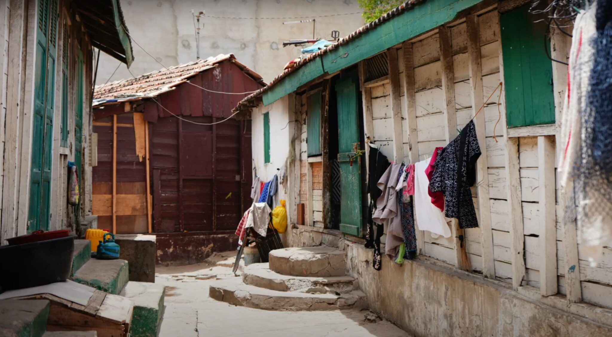 Fondation Louis Roederer Cabanes en bois. Dakarmorphose et Habiter Dakar, 2022 ©Nicolas Rondet