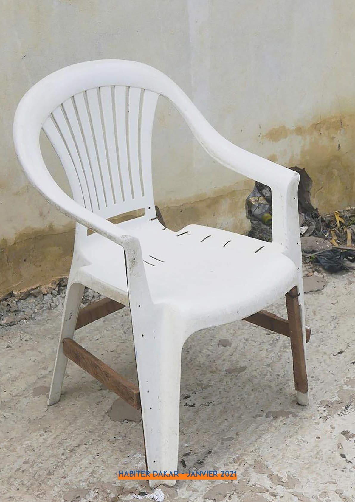 Fondation Louis Roederer Chaise de gardien. Dakarmorphose et Habiter Dakar, 2017 ©Nicolas Rondet
