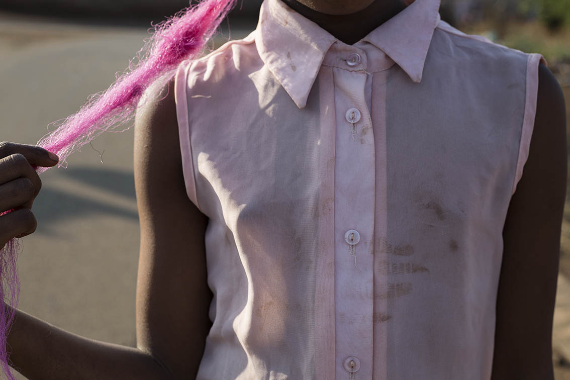 fondation-louis-roederer-les-rencontres-d-arles-pink-hair-phola-park-thokoza-copyright-tshepiso-mazibuko