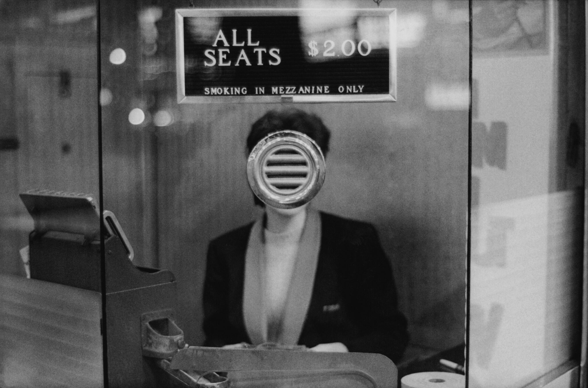 fondation-louis-roederer-les-rencontres-de-la-photographies-arles-movie-theater-booth-copyright-joel-meyerowitz