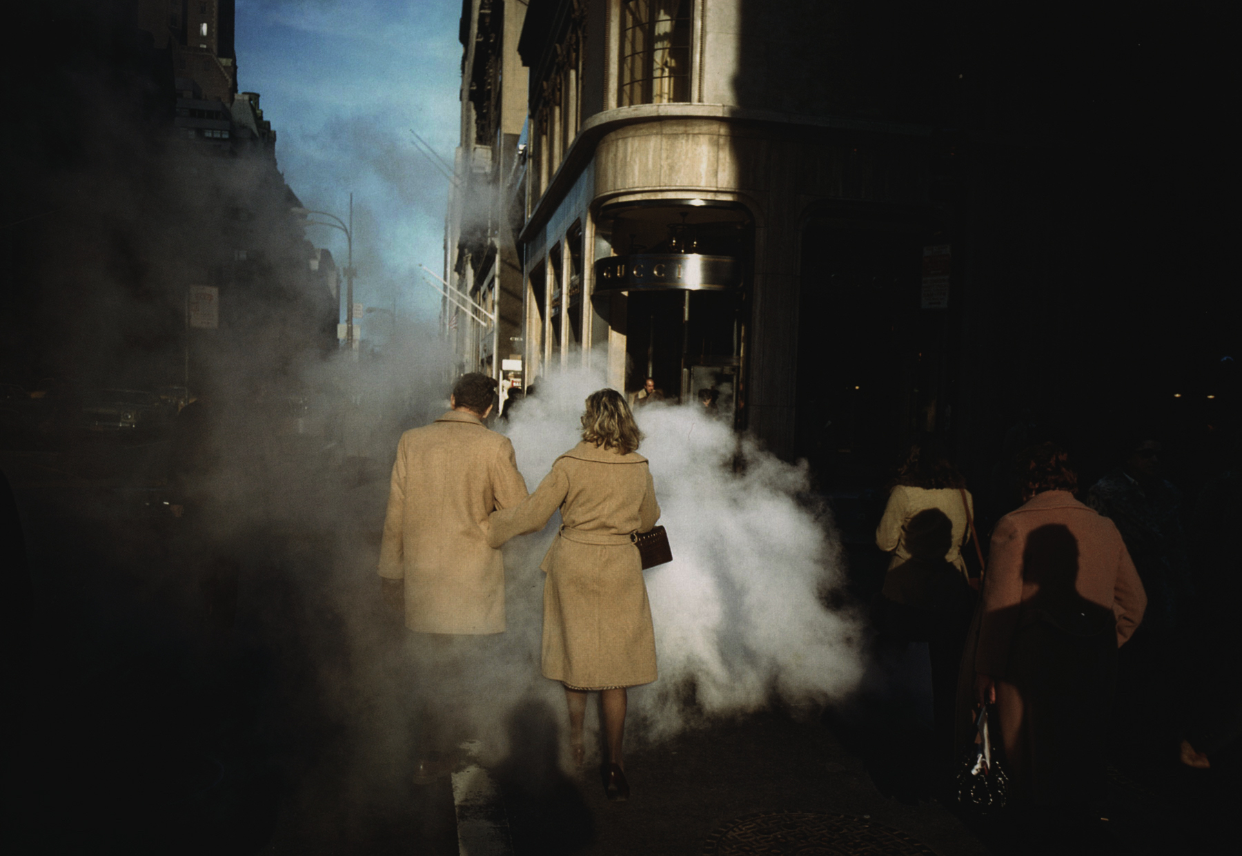 fondation-louis-roederer-les-rencontres-de-la-photographies-arles-camel-coat-couple-in-street-steam-copyright-joel-meyerowitz